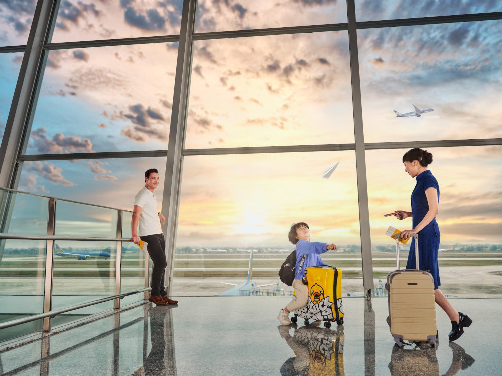 Passengers can easily book a taxi or bus to Tan Son Nhat Airport